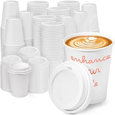 Tazas calientes blancas con tapas